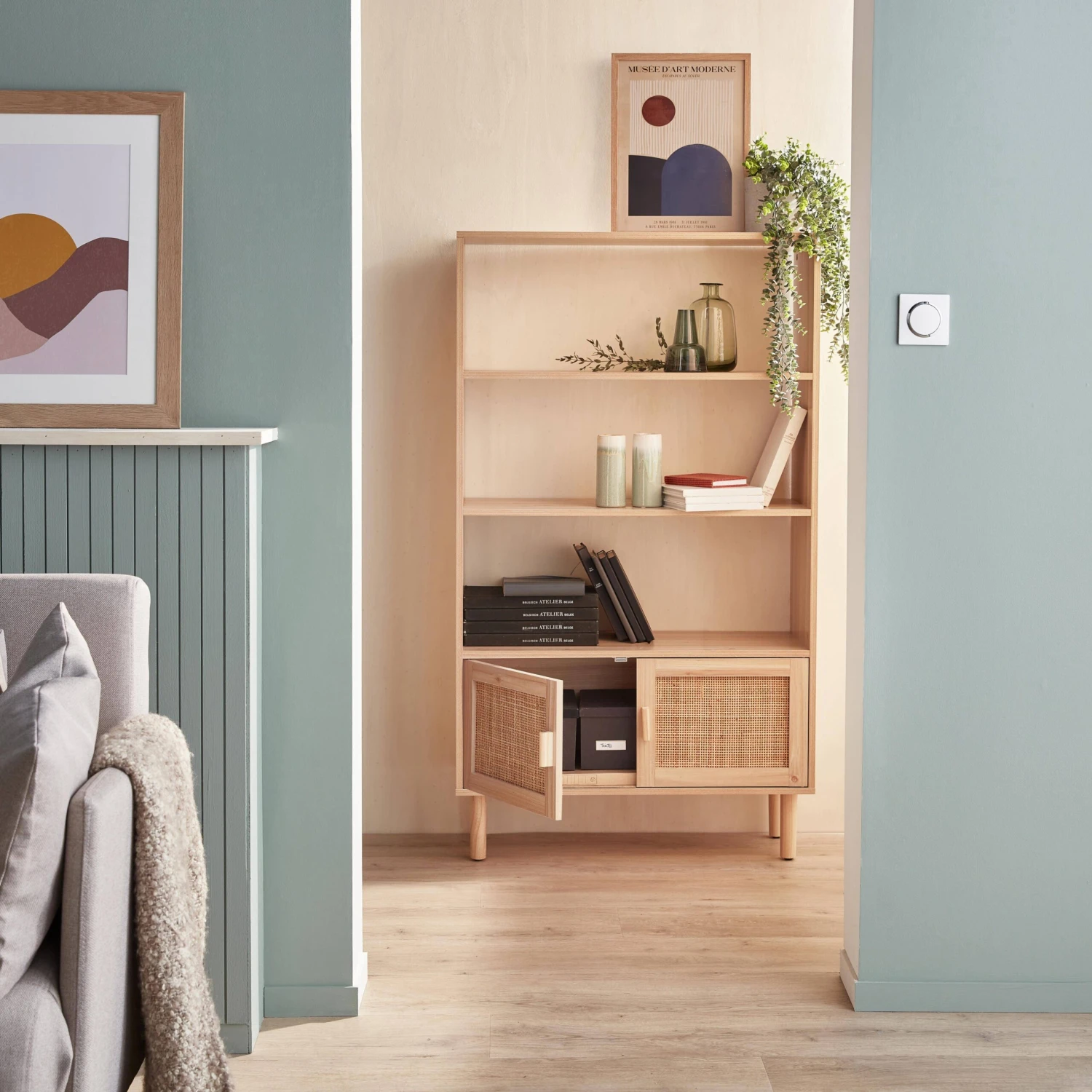 Etagère Bibliothèque Cannage Et Effet Bois 3 Niveaux 2 Portes 2 Etagère Bibliothèque Cannage Et Effet Bois 3 Niveaux 2 Portes – Image 2