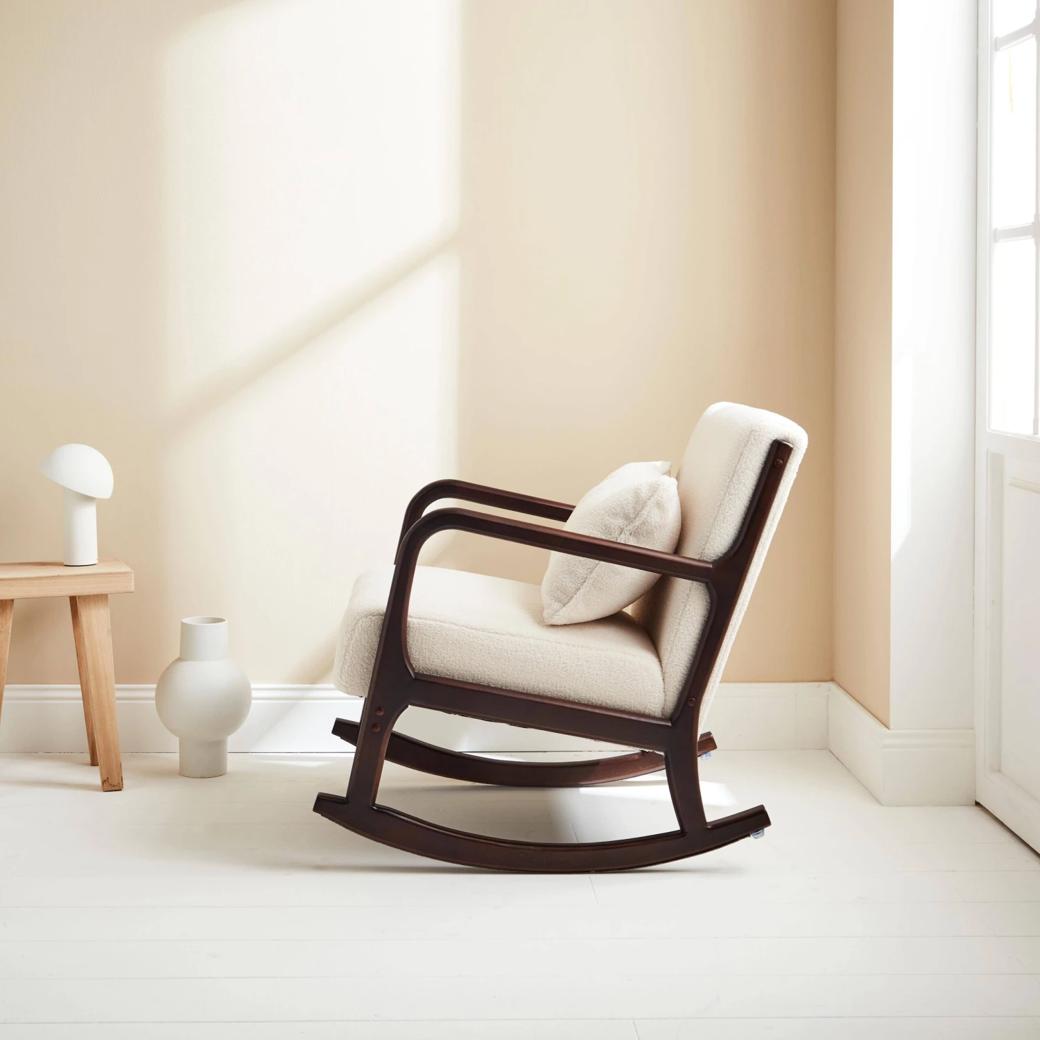 Rocking Chair Scandinave Bouclettes Et Bois D'hévéa Teinté Wengé 2 Rocking Chair Scandinave Bouclettes Et Bois D'hévéa Teinté Wengé – Image 2